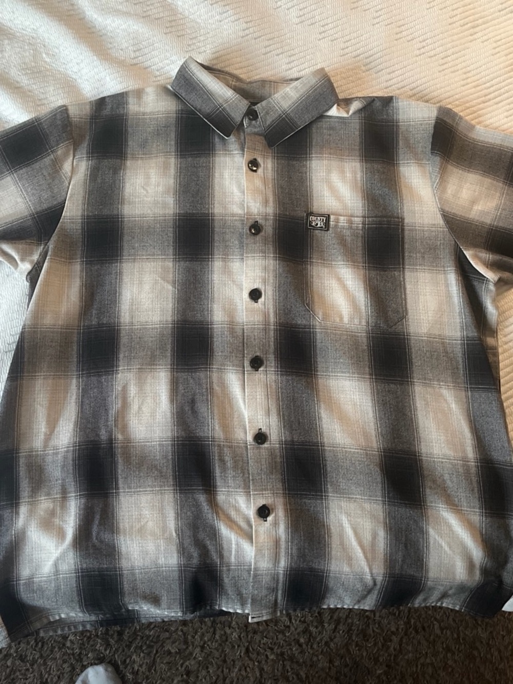 Men’s Black and Gray Plaid Short-Sleeve Button-Down Shirt